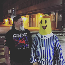Lars with Banana man outside Fredagsmangel